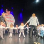 Dzieci z oddziału Żuczki tańczą w kole