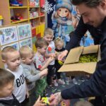Dzielnicowi z rewiru Grębocice i Krzydłowice wręczają dzieciom odblaski