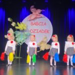 Dziewczykmi z oddziału Żuczki z pomponami podczas tańca