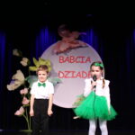 Dziewczynka i chłopiec recytują wiersz