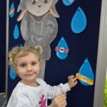 Dziewczynka-nakleja-plasterki-na-lzy