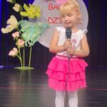 Dziewczynka recytuje wierszyk