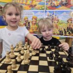 Dziewczynki-poznaja-figury-szachowe