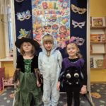 Dziewczynki prezentują stroje