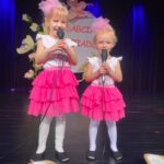 Dziewczynki recytują wierszyk