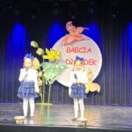 Dziewczynki śpiewają piosenkę