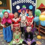 Dziewczynki w karnawałowych strojach