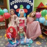 Dziewczynki w strojach królewien