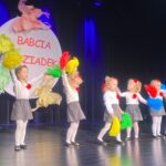 Dziewczynki z oddziału Żuczki z pomponami