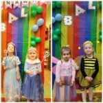 Dziweczynki przy karnawałowej ściance