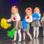 Dziweczynki z oddziału Życzki machaja pomponami do tańca dla babci i dziadka