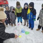 Eksperyment-kolorowy-wulkan-na-sniegu