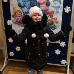 Emilka wie, że zimą należy ciepło się ubierać