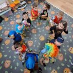 Grupowe ujęcie dzieci na dywanie