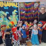 Grupowe zdjęcie z wychowawcą