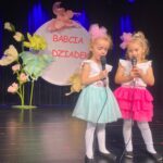 Dziewczynki recytują wiersz