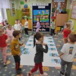 Koła autobusu kręcą się