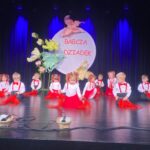 Mrówki podczas tańca dla dziadków