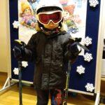 Oluś pamięta o kasku i goglach