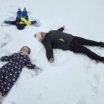 Pani-z-dziecmi-wykonuje-Aniolka-na-sniegu
