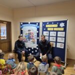 Policjanci omawiają zasady bezpieczeństwa