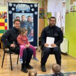 Policjanci rozmawiają z dziećmi