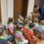 Policjanci wręczają dzieciom odblaski