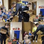 Policjant rozdaje dzieciom odblaski