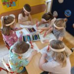 Przedszkolaki kolorują obrazki