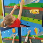 Przedszkolaki przypinaja