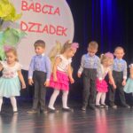 Przedszkolaki tańczą do układu