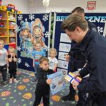 Przedszkolaki z oddziału Krasnoludki dziękują policjantom za cenne rady jak być bezpiecznym podczas ferii