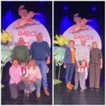 Przedszkolaki z oddziału Żuczki na ściance ze swoją babcią i dziadkiem