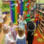 Przedszkolaki z oddziału Żuczki podczas tańczenia w kółeczku