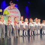 Przedszkolaki z oddziału Żuczki recytują wiersz (2)