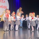 Przedszkolaki z oddziału Żuczki tańcza do piosenki dla babci i dziadka