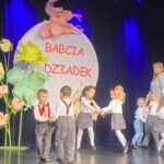 Przedszkolaki z oddziału Żuczki tańcza w parach