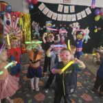 Tańce z pankowymi rurkami neonkami