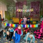 Tulipanki bawią się na dywanie