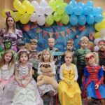 Zdjęcie grupowe dzieci z wychowawcą