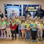 Zdjęcie grupowe z policjantami