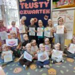 Zdjęcie grupowe z pracami plastycznymi
