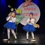 Zuzia i Michasia śiewają piosenkę