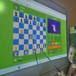 chlopiec-gra-w-szachy