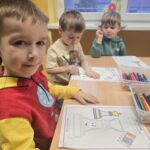 chlopiec-koloruje-kolorowanki