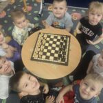 dzieci-poznaja-podstawy-szachowe