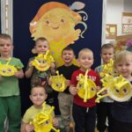 dzieci-prezentuja-prace-plastyczna