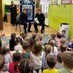 dzieci słuchają o bezpiecznych feriach