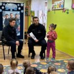 dzieci słuchają o bezpiecznych feriach od policjantów