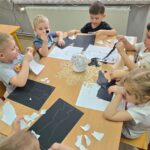 dzieci-wyklejaja-krola-i-krolowa